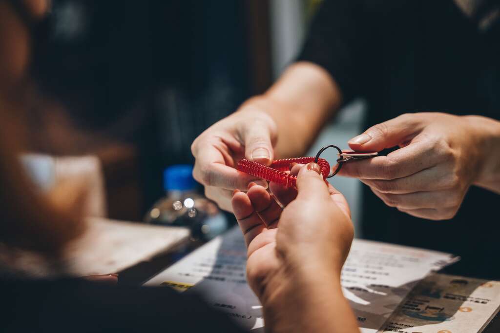 引进现代化管理措施，汤客需在柜台报到後领取钥匙进场。（摄影／张晋瑞）