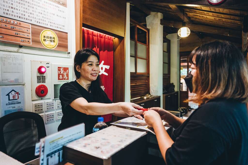 「泷乃汤」亲切地提供客人明确的泡汤指引与说明，让新旧顾客都能自在舒适地享受北投暖汤。（摄影／张晋瑞）