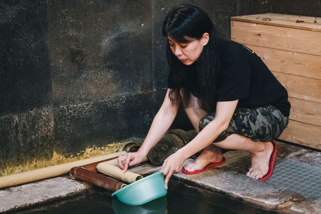 新手需要先拿小盆子练习，以便掌握温泉、冷水管的出水量，调节出合适的水温。（摄影／张晋瑞）