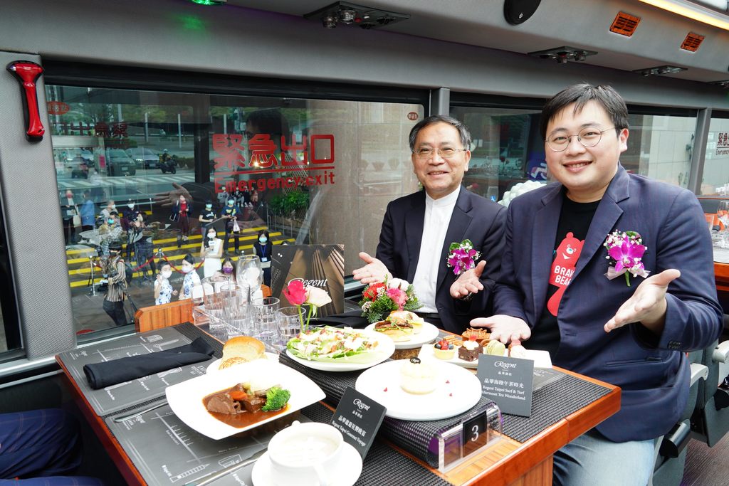 台北市副市长蔡炳坤和观光传播局局长刘奕霆邀请大家来享用台北市双层餐车的独家精致餐点。.JPG