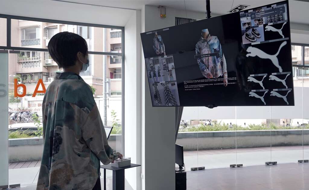 吳宜曄作品〈You May Also Like〉，透過攝影機辨識觀者穿著與配件，並以此推播相關商品廣告。（左、右圖／台北數位藝術中心）
