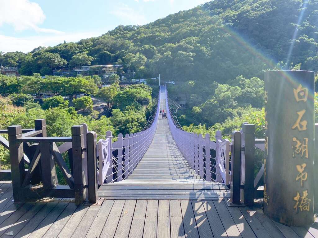 白石湖吊桥宛如巨龙空中飞舞