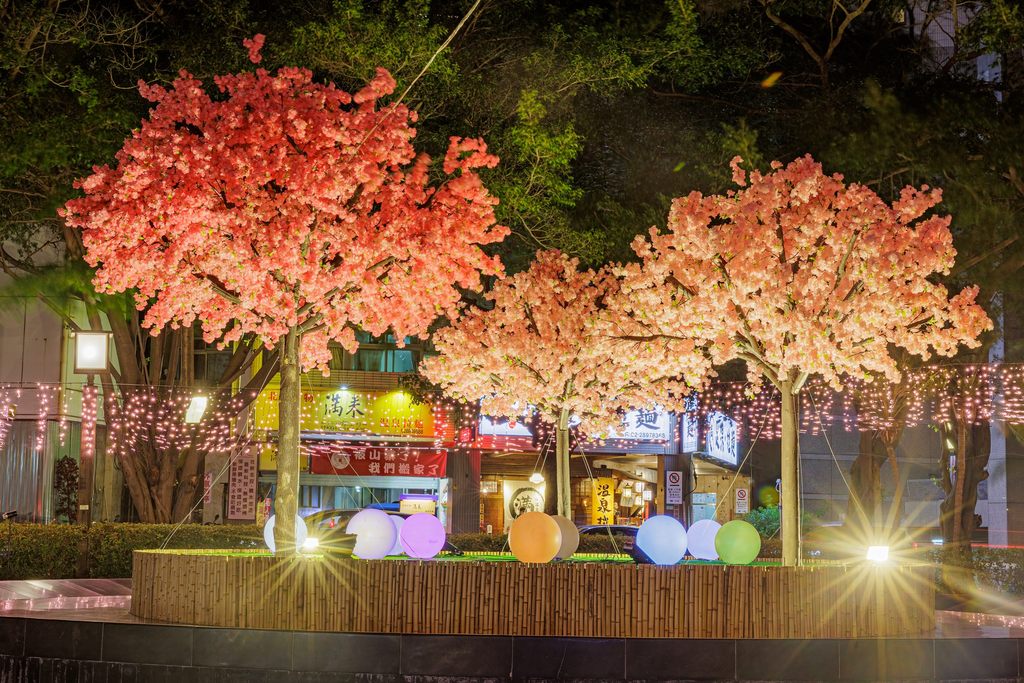北投公園打造巨型櫻花樹燈飾造景，璀璨繽紛的櫻花粉色燈點亮浪漫氛圍