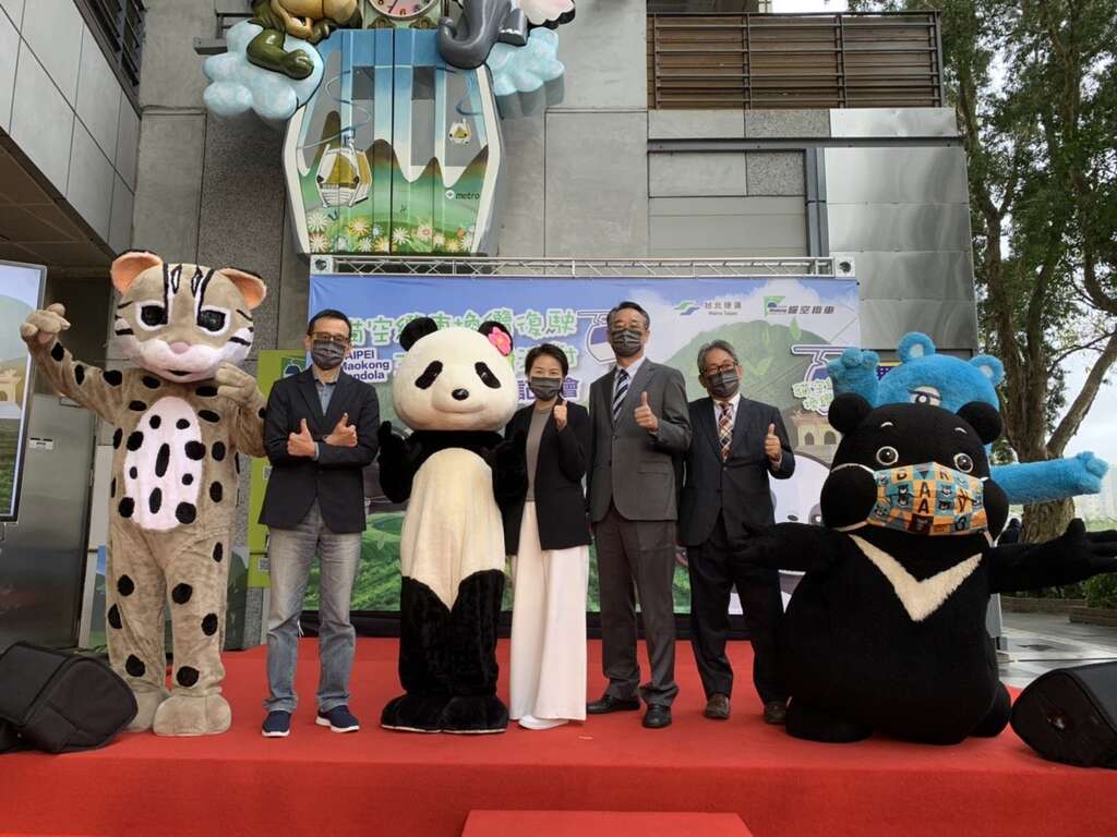 雙雄爭相競爭鏡頭