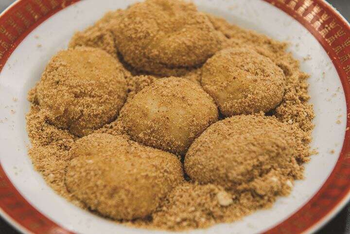 The sticky and chewy texture of mochi is believed to bind whoever eats it with good fortune.