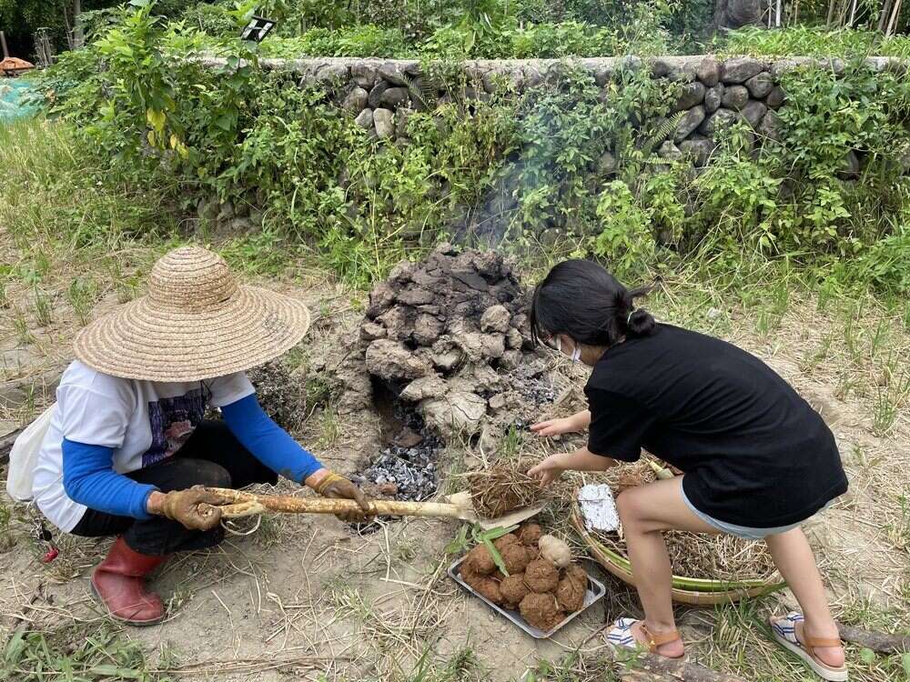 一起合力堆土窯