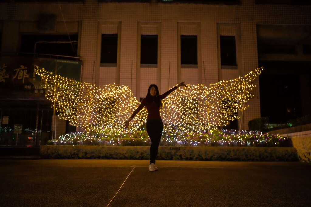 翅膀互動燈飾，讓民眾拍照打卡