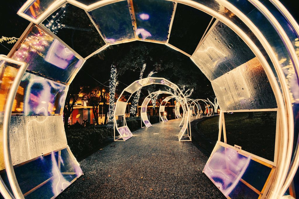 松壽公園透明的水晶隧道，帶你穿梭虛實之間，美不勝收。