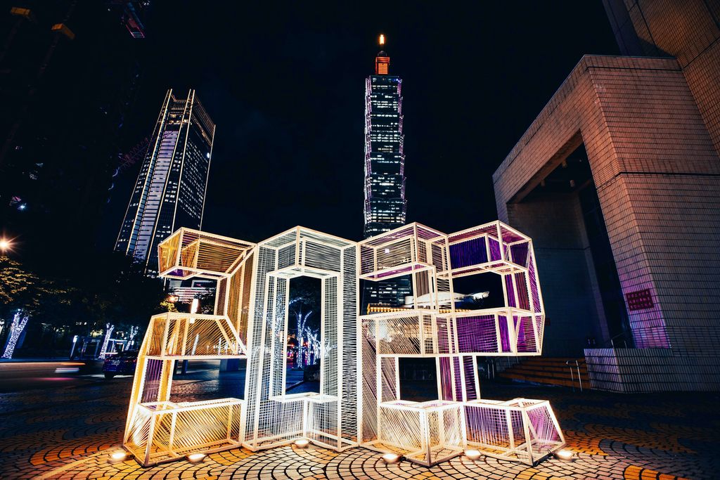 市府东门广场的2022发光装置，是与台北101合影的最佳拍摄点。