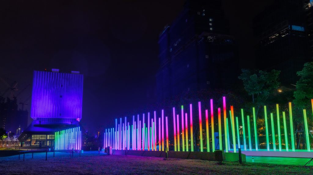 南港北流以科技感十足的音频灯饰大道为主题，给予这座城市源源不绝的创造力与想像力。