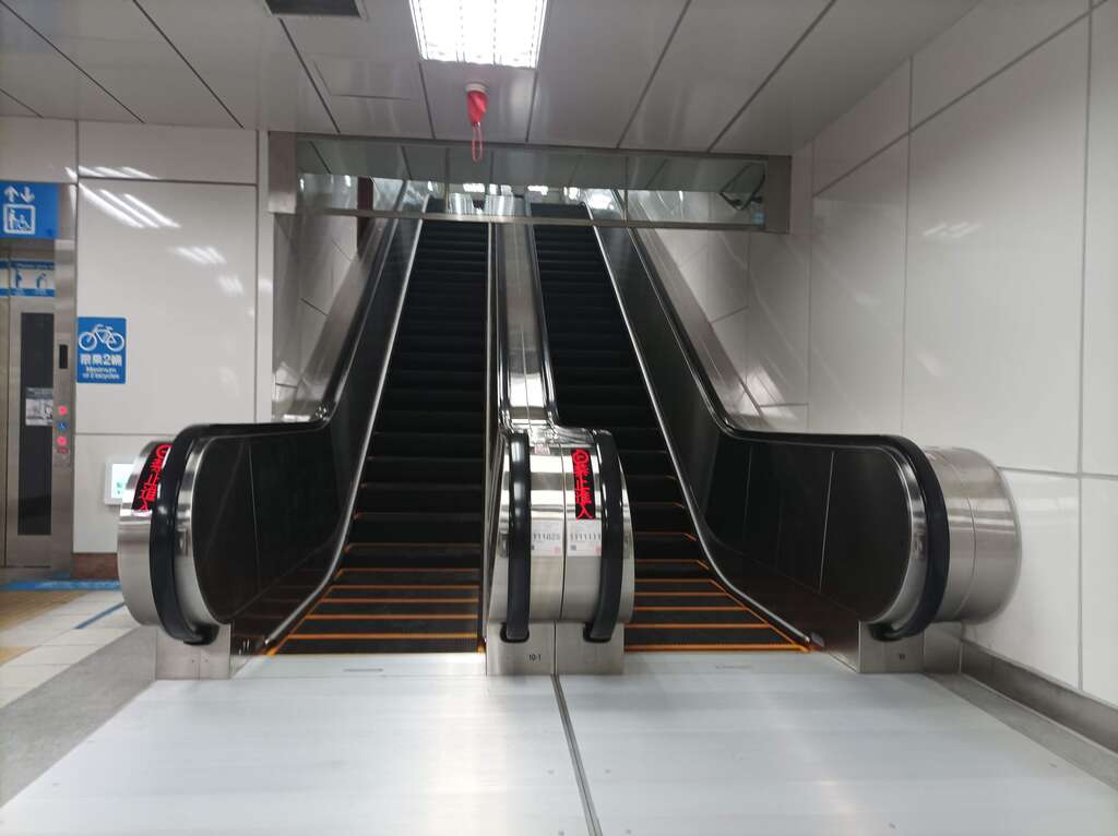 忠孝敦化站2号出口双向电扶梯