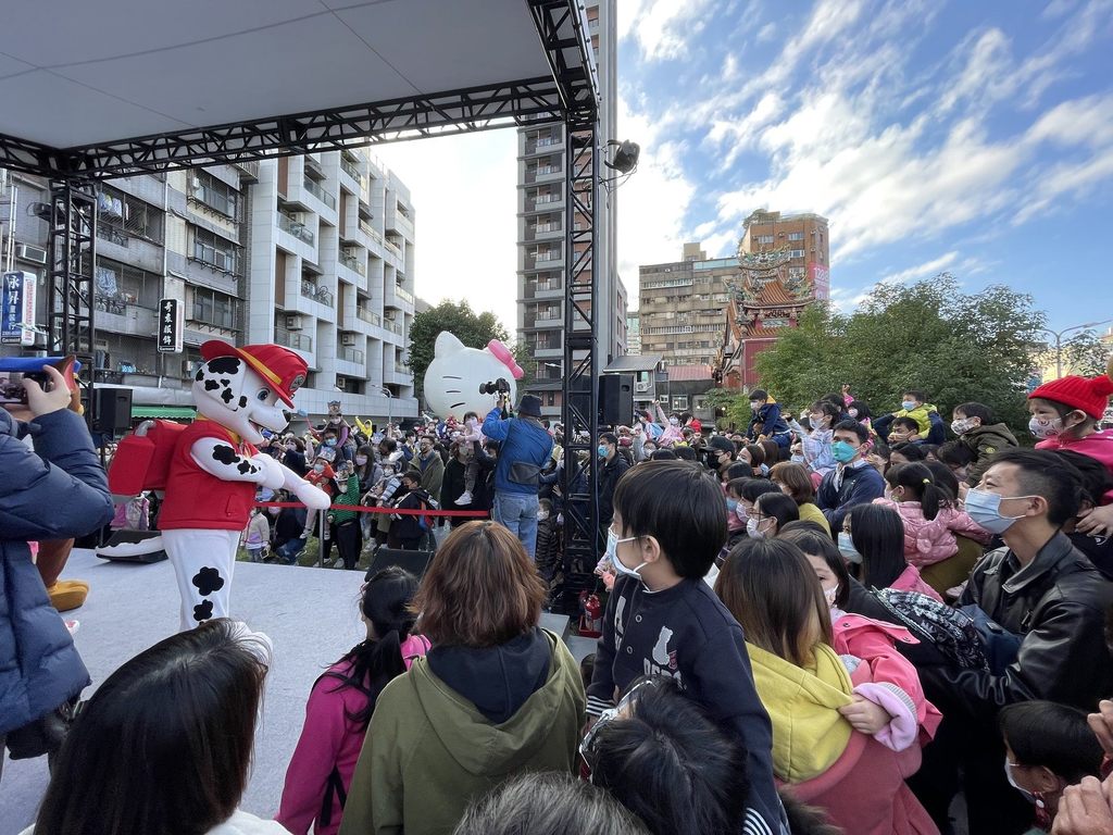2021台北燈節汪汪隊立大功見面會現場熱絡,湧入許多親子前來拍照。