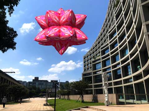 松山文創園区の上空に巨大なピンクのエネルギーボールが出現！