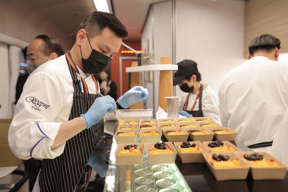 「臺北x鳴日號」遊程中,觀傳局與晶華酒店合作打造「5星列車BAR檯」讓乘客在車上也能享用5星級臺北精緻餐點
