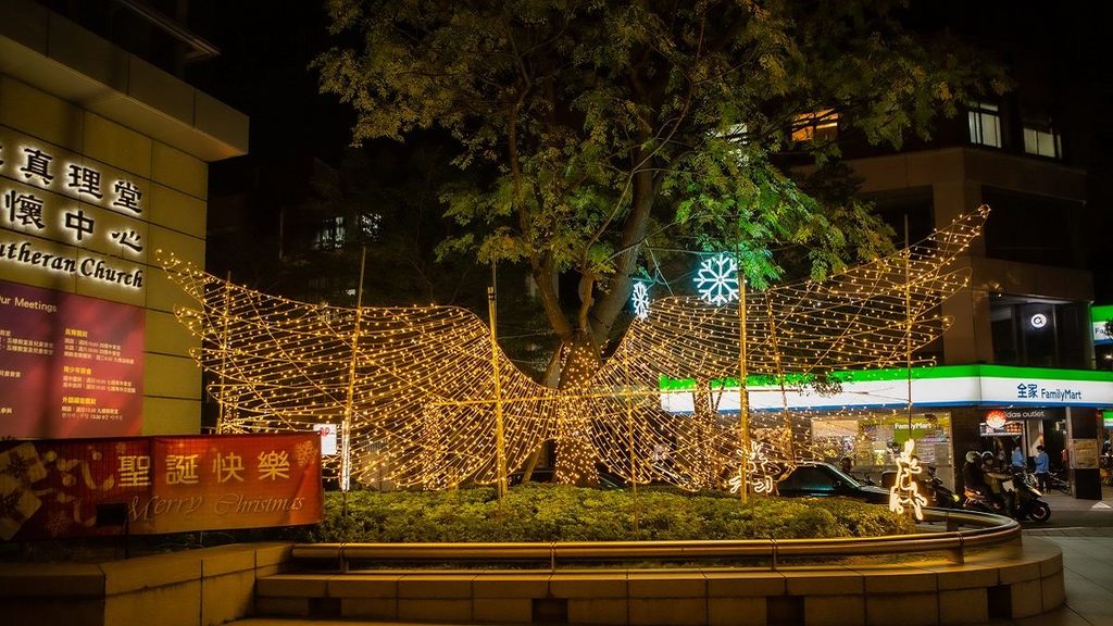 「台北耶诞爱无限」街区灯饰将持续至明年1月3日，欢迎大人小孩前来拍照打卡。