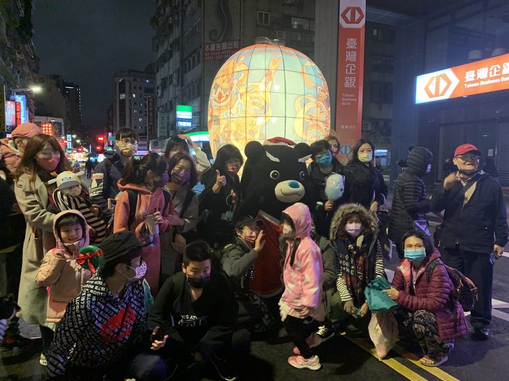 台北灯节民众携家带眷前来赏灯