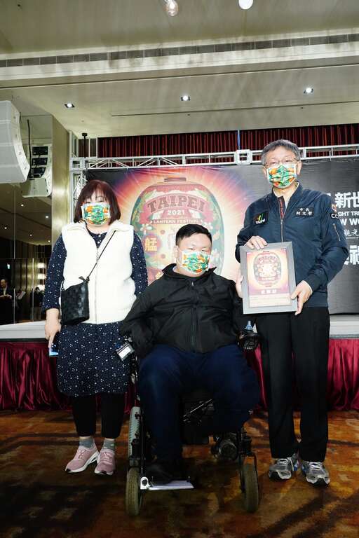 台北医学大学黄大轩同学即使行动不便也精心拍摄灯节花絮影片, 与台北市政府市长柯文哲合影