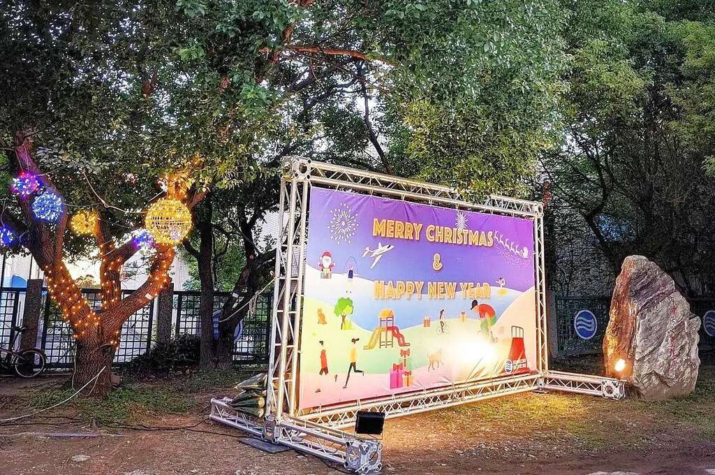內湖運動公園內絢爛的燈飾