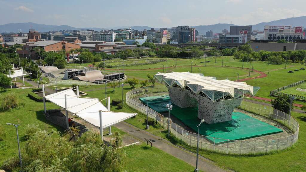 佔地3.8公頃的內湖運動公園免費開放大、小朋友最愛的沙坑、極限運動場、PU跑道及攀岩場等運動設施