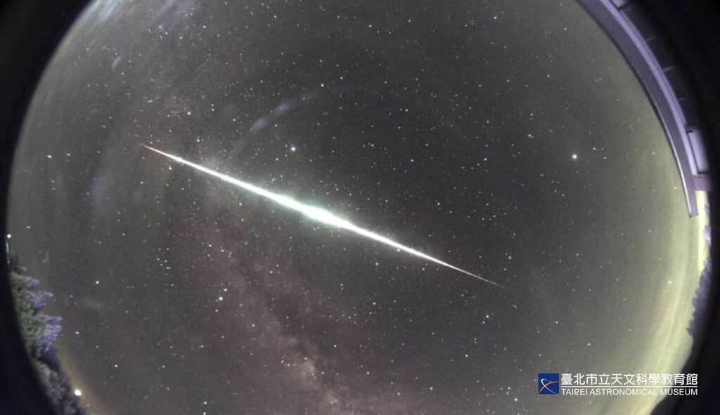 台北天文馆全天域暗空摄影机所捕捉到的明亮火流星