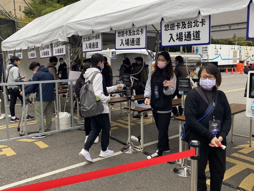 民众进入台北跨年晚会须采实名制，可透过台北通APP扫描QRcode或绑定悠游卡快速进场。
