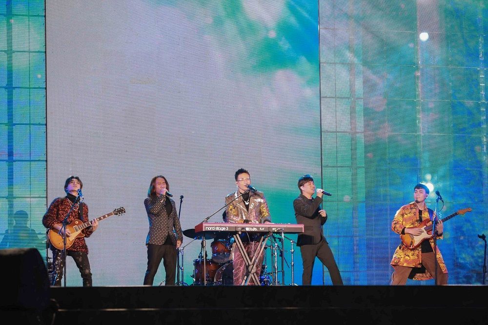 金曲创作乐团茄子蛋与前辈金曲摇滚天团动力火车合作演出。