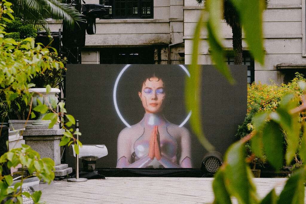 虚实混合技术赋予艺术更多元的表现形式，现实环境与虚拟图像都可化身为艺术展演的一部分。（图黄伟伦）