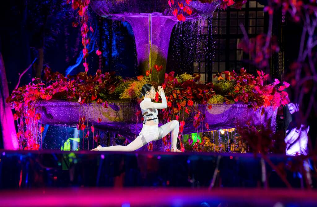 「# 花园练习」的展出中，创作者先以3D 技术，打造出人物与场景的虚拟分身，建构观众对角色和环境的认知。当学员开始进行瑜伽活动时，才发现影像中的人物是真实存在。（图 黄伟伦）
