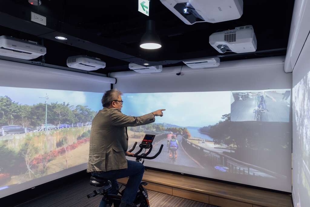 搭配VR 设备或环景萤幕，人们可在家进行沉浸式科技体验，比拟外出骑车的乐趣。（摄影／林冠良）