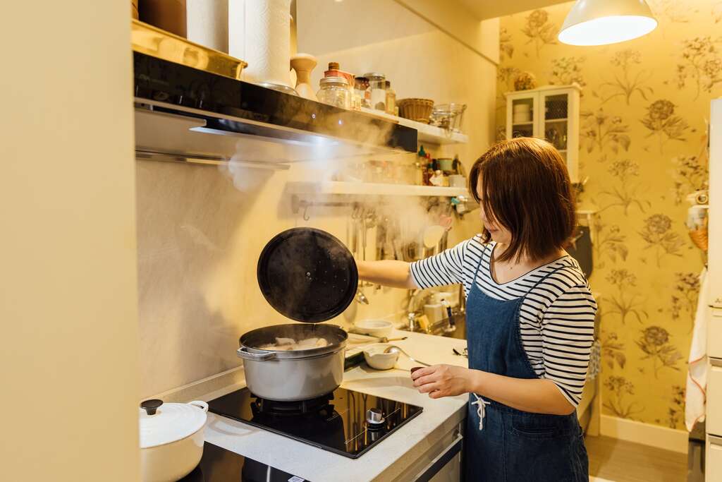 水瓶喜歡在冬天時，為家人準備一鍋暖呼呼的湯，不僅驅除寒氣，更能進補身體。（攝影／林冠良）