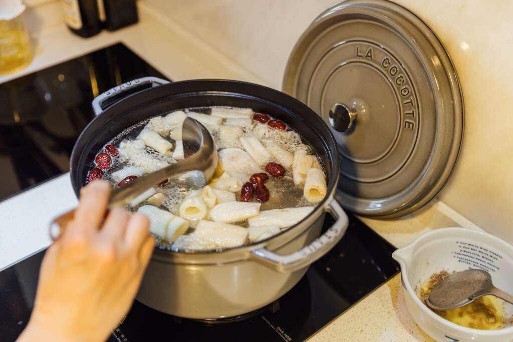 以高汤为基底，再加上新鲜食材与乾货一同熬煮，更能呈现具有层次的风味。（摄影／林冠良）