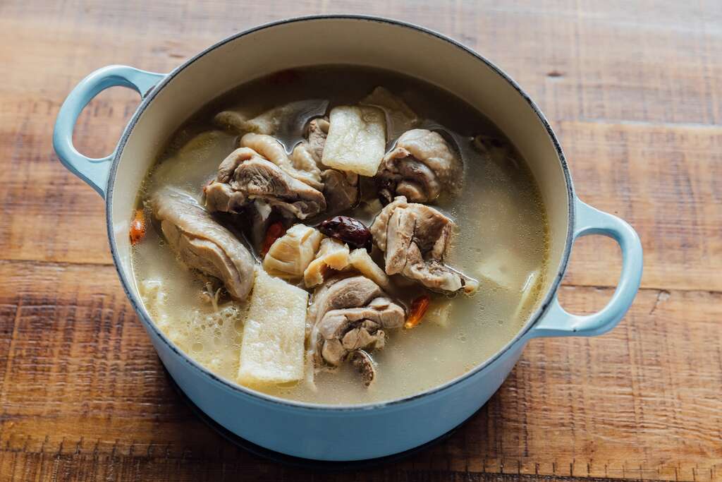 竹笙鸡汤以红枣与枸杞带出滋补身体的鲜甜汤头。（摄影／林冠良）