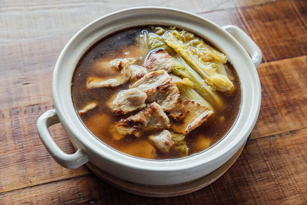 麻油盐麴松阪肉片汤以麻油与姜片为基底，佐以爽口的松阪猪，是道适合冬日享用的汤品。（摄影／林冠良）