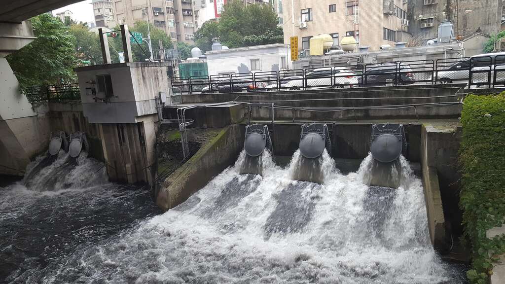玉成抽水站連同擴建站的各部抽水機組，起抽、停機水位各不相同，站務人員會依情況啟動不同機組，避免集水區內有積淹水的情形。（攝影／黃政達） (2)