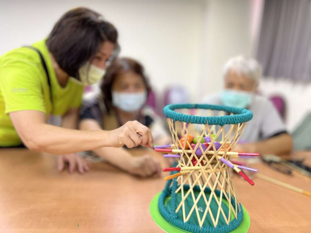 台北市原住民耆老服務中心每堂課都有不同的益智健腦的玩具體驗