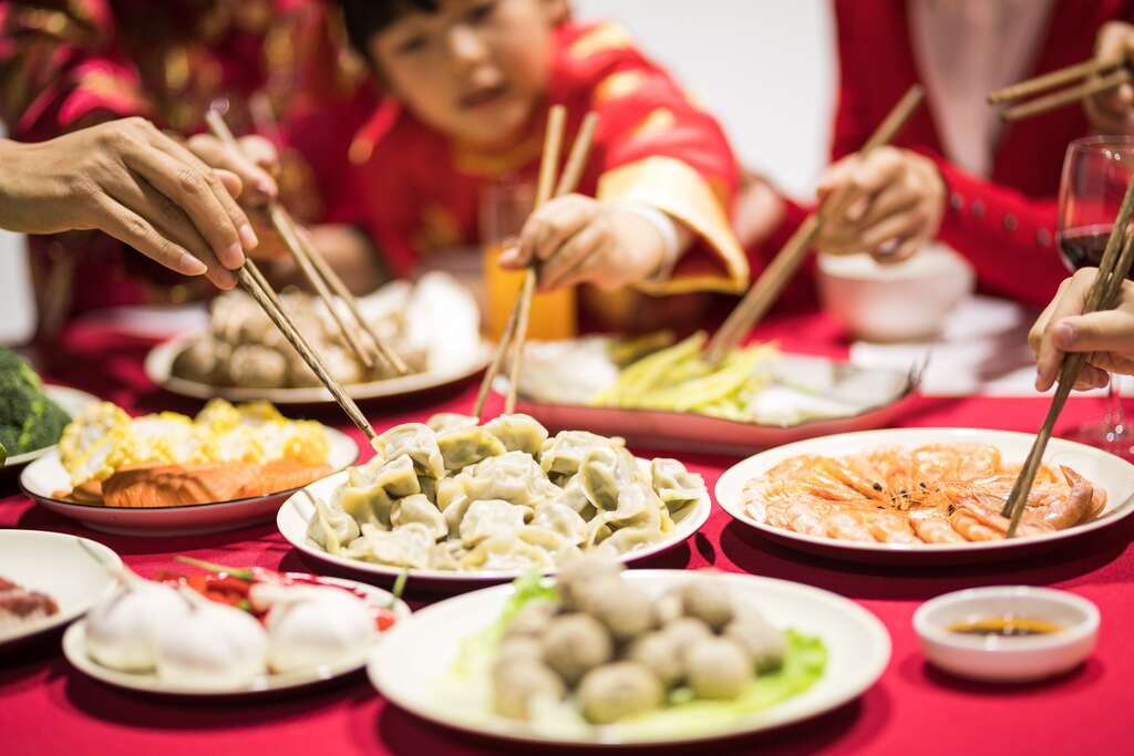 好手藝也需要好材料搭襯，擅長台式料理的Sky 年前總會到南門市場和迪化街走逛，精挑細選心目中的傳統年節食材，打造美味餐桌。（圖／黑潮文化）