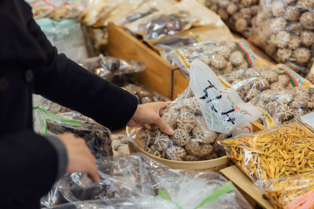 迪化街的南北乾货能为围炉菜肴增添好滋味。（摄影／林冠良）