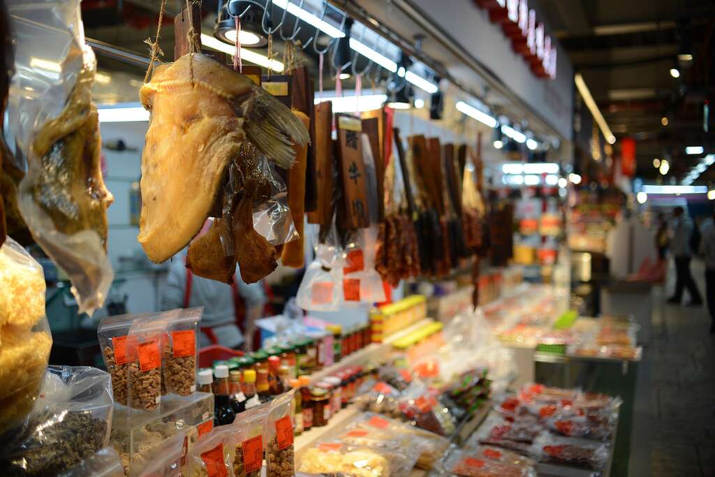 汇集各路好料的南门中继市场，让大家一次购足年夜饭所需的多样食材。（摄影／林冠良）
