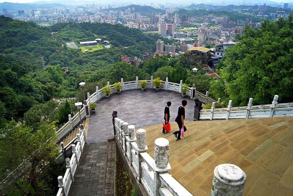指南宮正殿前方視野寬廣,近可觀政大校園及貓空景點,遠可眺臺北盆地