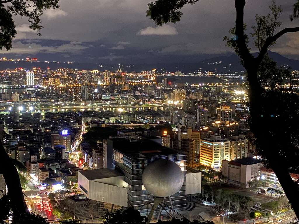 於山頂處的微風平台,享受臺北百萬夜景