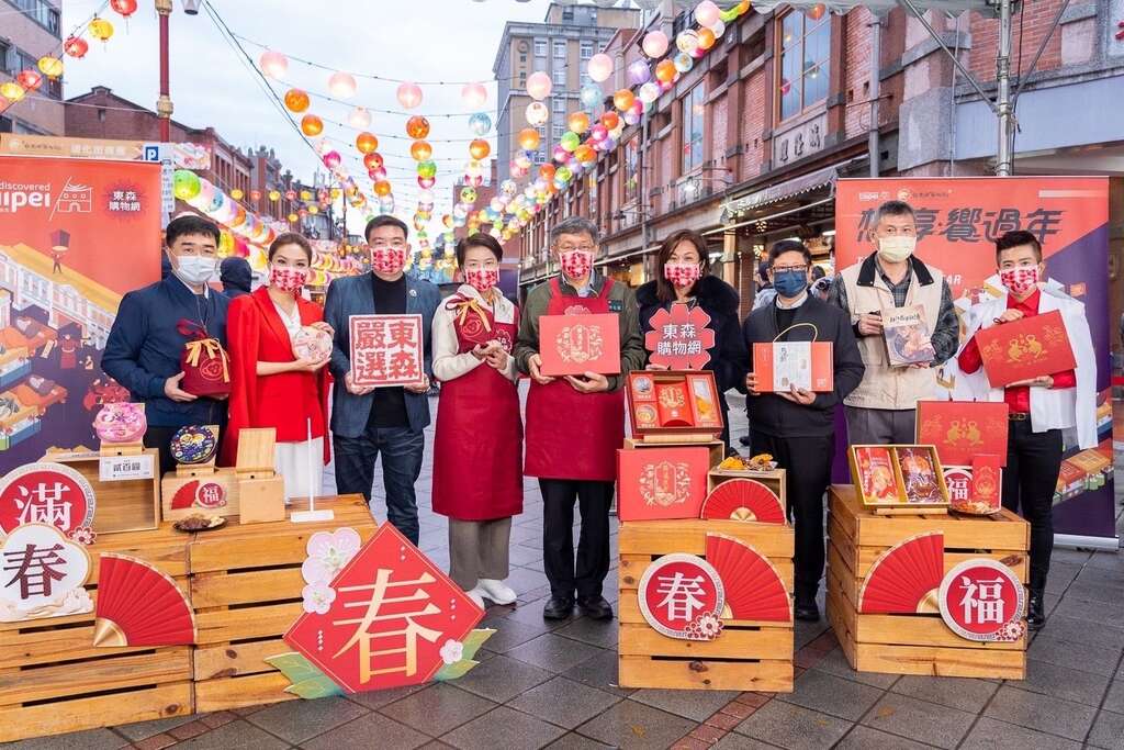 柯文哲市長(中)、黃珊珊副市長(左四)及市府長官與合作電視購物平台及迪化商圈理事長合影