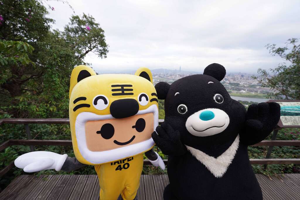 祥虎與熊讚一起爬上劍潭山步道遠眺廣闊的台北市景