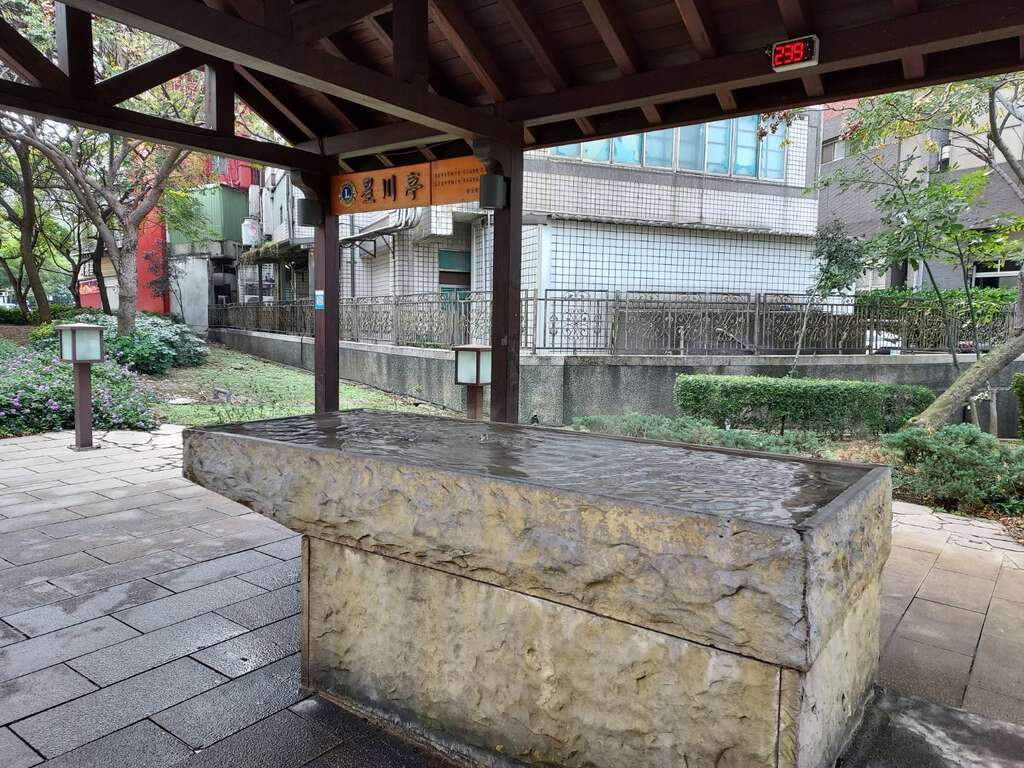 新北投站外的泡手温泉