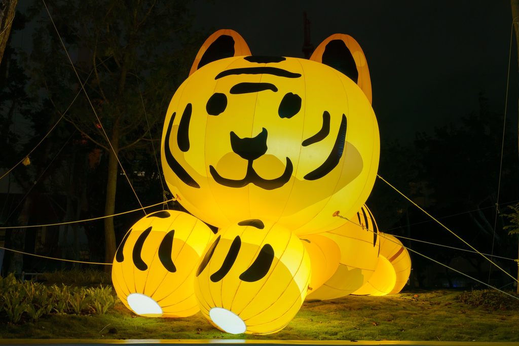 可爱的祥虎就在台北表演艺术中心外的广场迎接大家来赏灯喔
