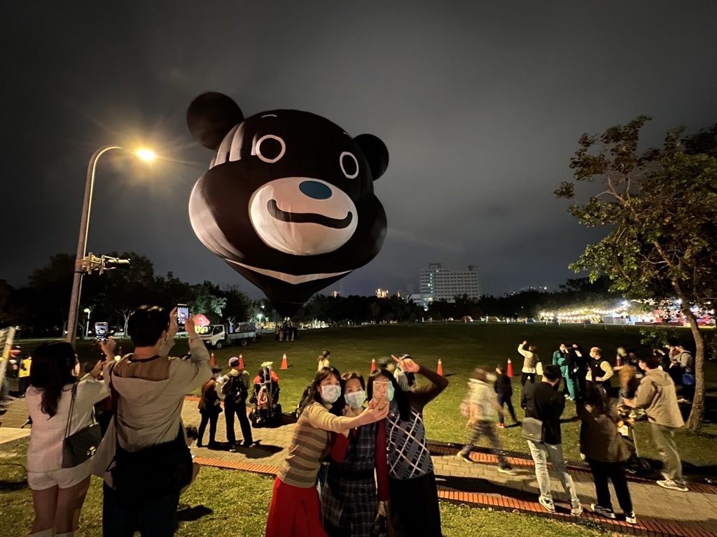 台北熊讚熱氣球在燈節期間每日1900至2100於士林美崙公園與民眾相見歡。
