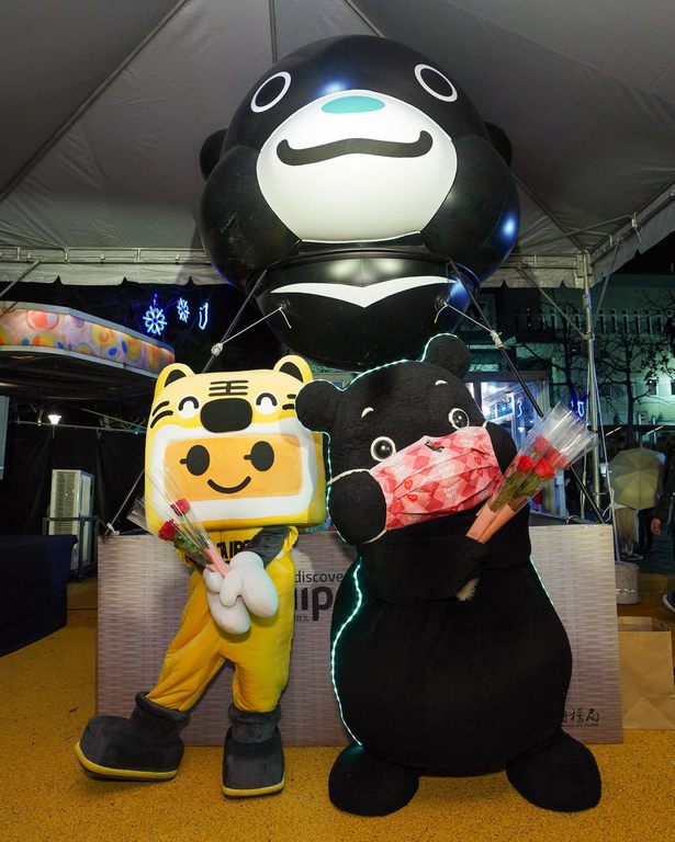 熊讚與祥虎在台北燈節陪大家提前度過浪漫情人節。