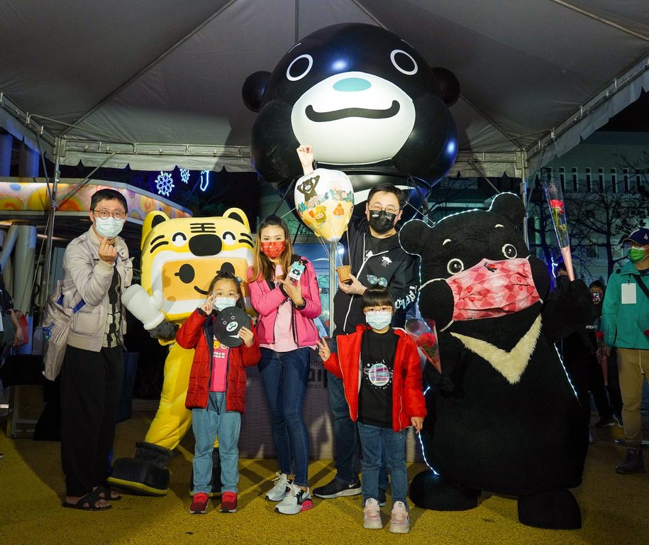 台北市观光传播局长刘奕霆与台北市吉祥物熊赞及2022台北灯节吉祥物祥虎，一起发放玫瑰花及熊赞福袋，与民众提前共度浪漫情人节。