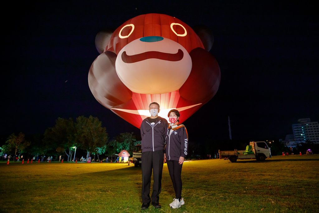 台北市市長柯文哲與夫人陳佩琪與首次在台北登場的熊讚熱氣球前甜蜜合影