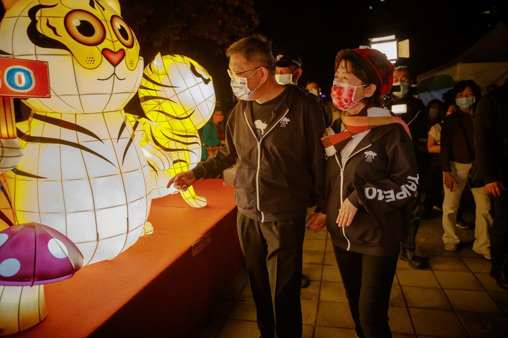 台北市市長柯文哲與夫人陳佩琪於傳統花燈競賽燈區欣賞作品