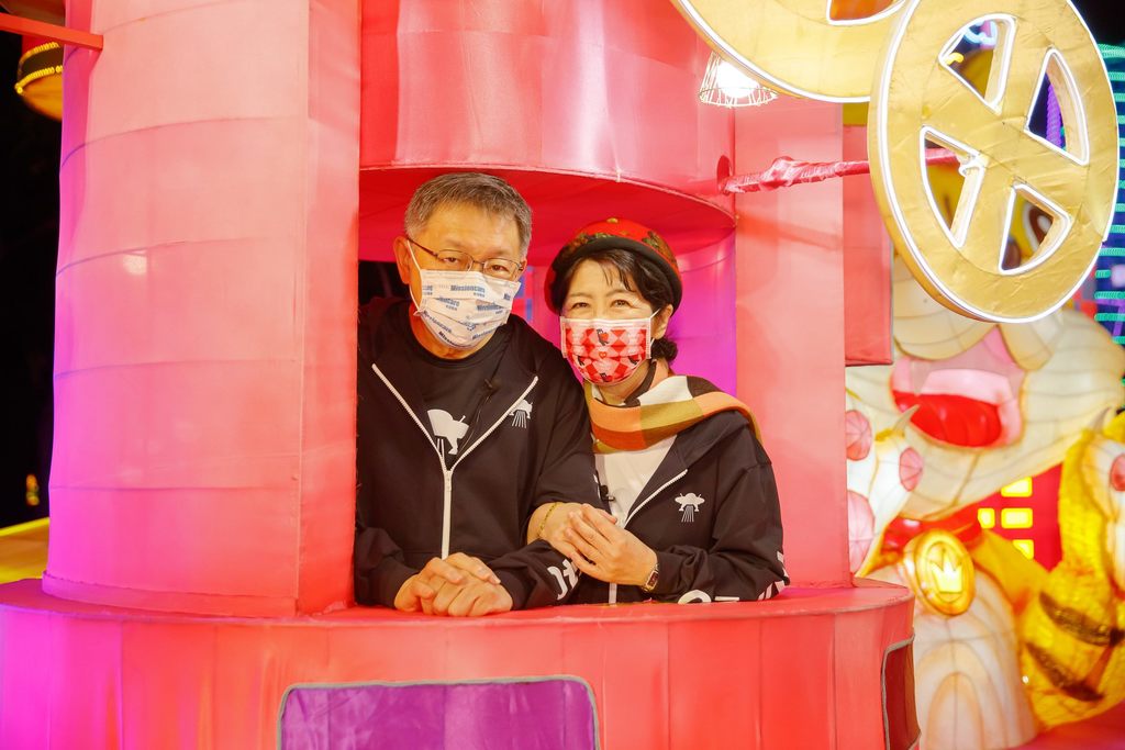台北市市长柯文哲与夫人陈佩琪与上海市今年的主题花灯「上海童乐园」甜蜜拍照留念